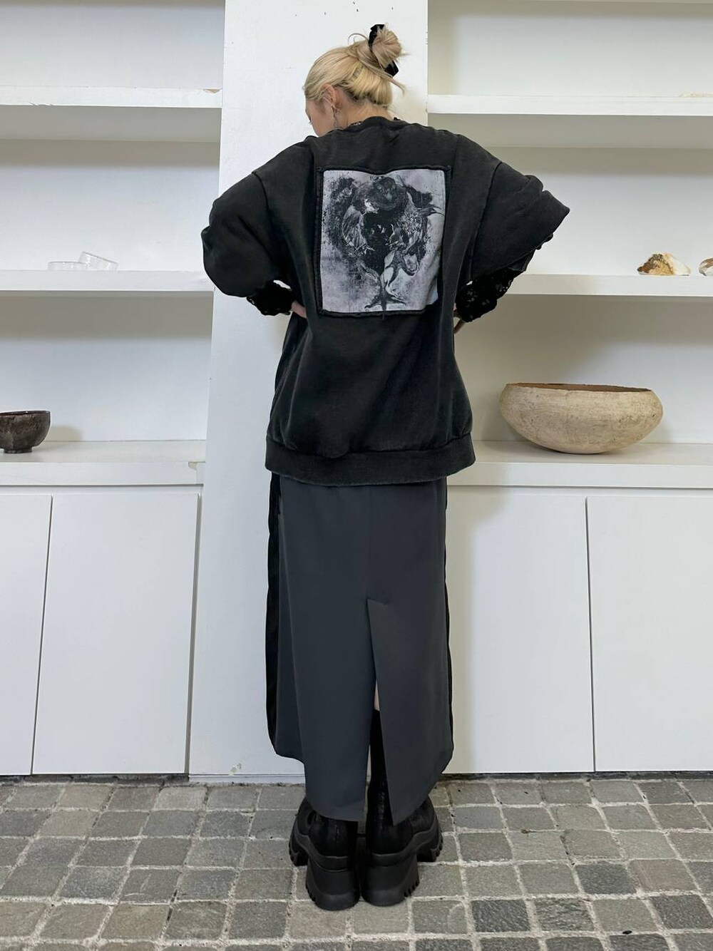 「体型カバー、着痩せ・細見え、モード、結婚式2次会、休日コーデ、デート/ロマンティック、秋コーデ、女子会、個性派、モテ、きれいめ、カラーコーデ_HARE、HARE、ロングスカート、スウェット」｜「HAREのモールレースタイトトップス(HARE)（Tシャツ/カットソー、ブラック系）」を使った、hare_usamiさん（骨格ウェーブ・レディース・158cm）の秋コーディネートの1枚目の写真