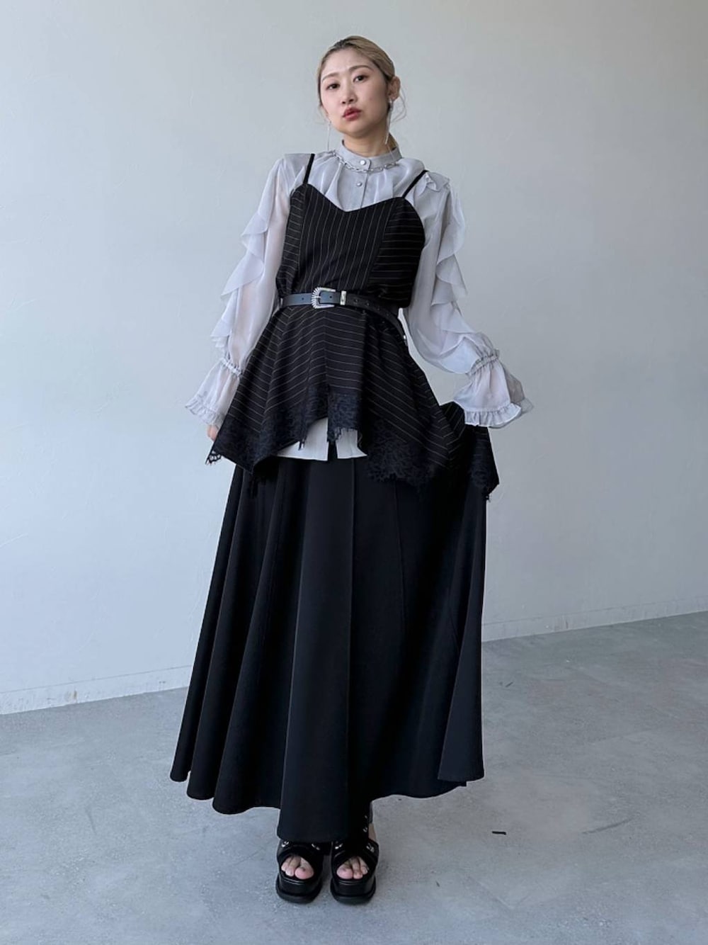 「きれいめ、着痩せ・細見え、モード、結婚式2次会、休日コーデ、デート/ロマンティック、春コーデ、女子会、個性派、モテ、カラーコーデ_HARE、HARE、キャミソール、ブラウス、スカート」｜「HAREのスニーカーチャンキーブーサン(HARE)（ブーツ、ブラック系）」を使った、hare_usamiさん（レディース・158cm）の春コーディネートの1枚目の写真