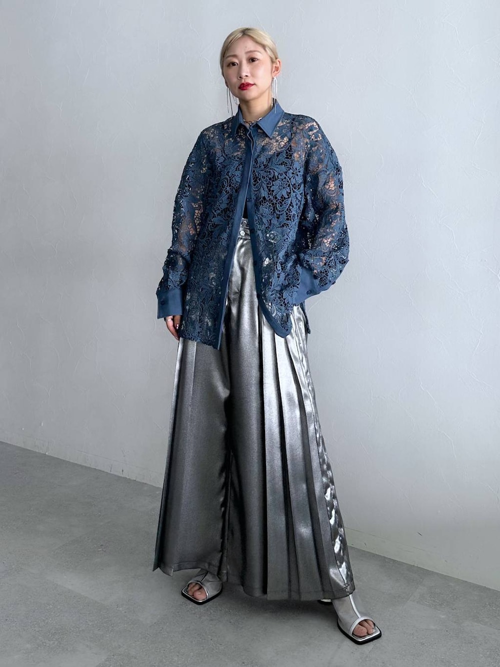 シルバー系のサンダル、シルバー系のその他パンツ、ブルー系のシャツ/ブラウスを着用したレディースの夏コーディネートの1枚目の写真