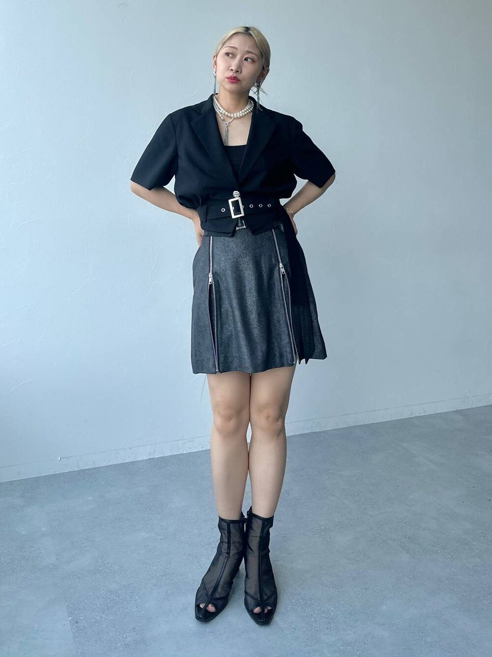 「体型カバー、着痩せ・細見え、モード、結婚式2次会、休日コーデ、デート/ロマンティック、夏コーデ、女子会、個性派、モテ、きれいめ、カラーコーデ_HARE、HARE、ジャケット、ジャケットスタイル」｜「HAREのメタルヒールメッシュブーサン(HARE)（サンダル、ブラック系）」を使った、hare_usamiさん（骨格ウェーブ・レディース・158cm）の夏コーディネートの1枚目の写真