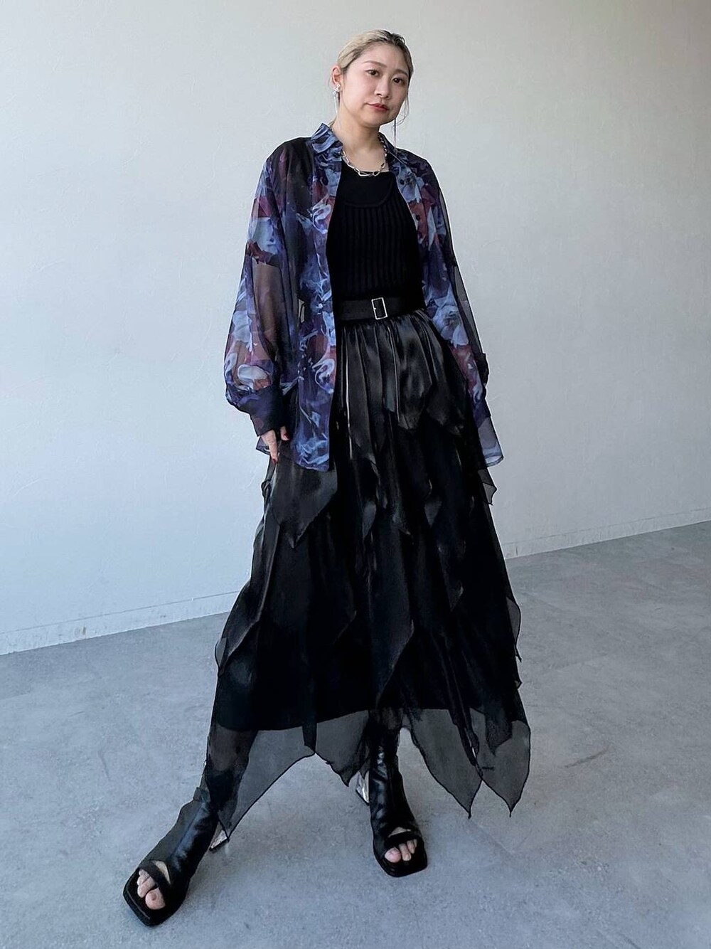 ブラック系のサンダル、ブラック系のニット/セーター、パープル系のシャツ/ブラウスを着用したレディースの春コーディネートの1枚目の写真