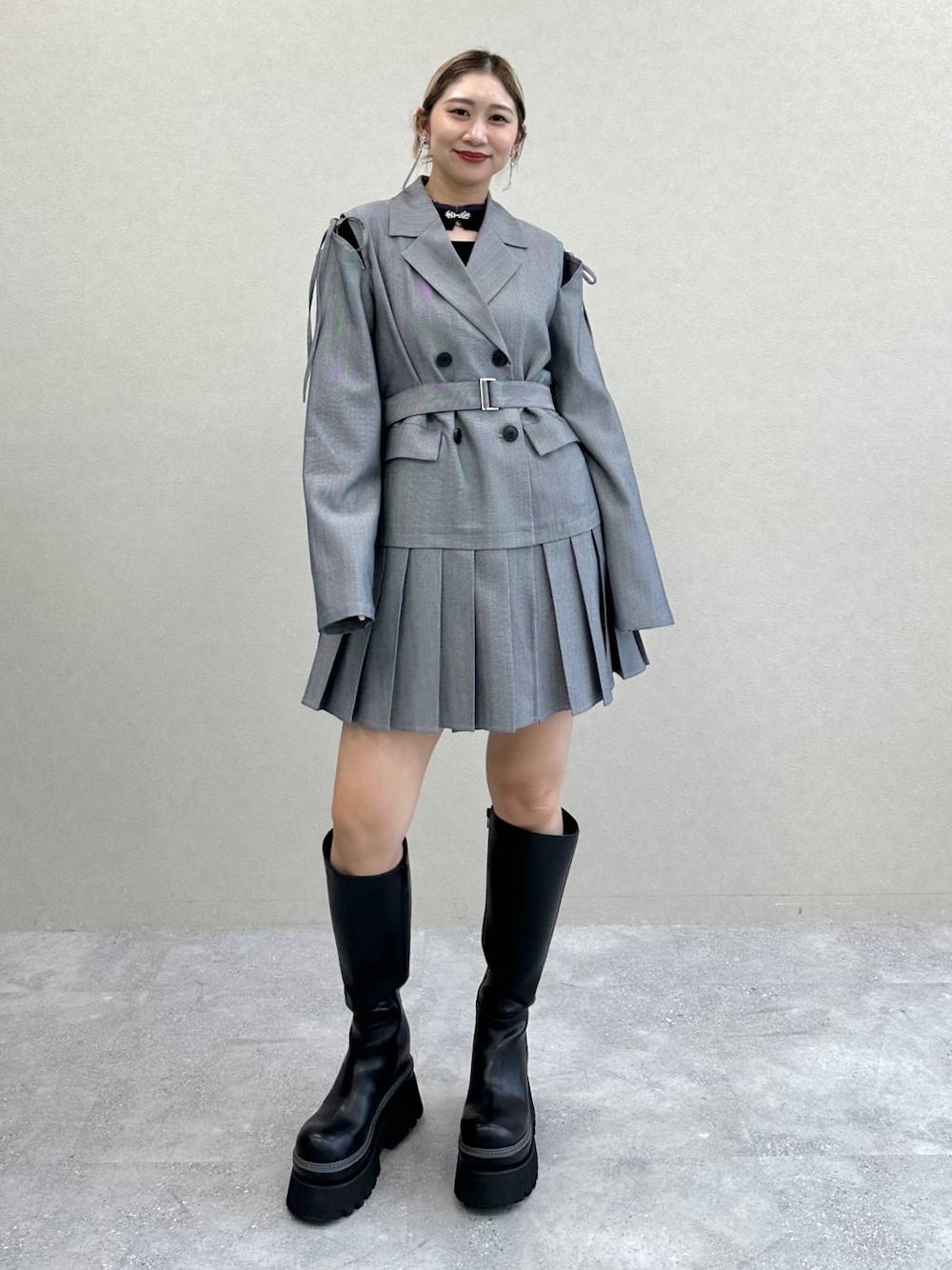 ブラック系のニット/セーター、その他のワンピース、ブラック系のブーツを着用したレディースの秋コーディネートの1枚目の写真