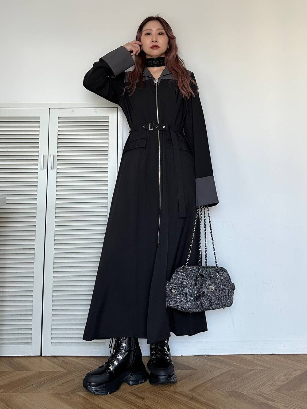 ブラック系のワンピースを着用したレディースの秋コーディネートの1枚目の写真