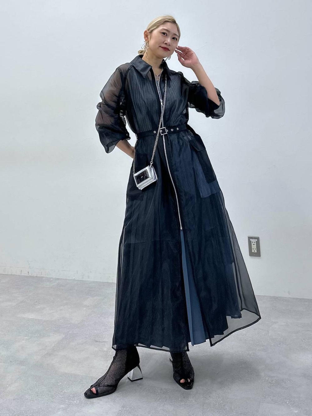 「体型カバー、着痩せ・細見え、モード、結婚式2次会、休日コーデ、デート/ロマンティック、秋コーデ、女子会、個性派、モテ、きれいめ、カラーコーデ_HARE、HARE、ワンピース、ロングスカート」｜「HAREのメタルヒールメッシュブーサン(HARE)（サンダル、ブラック系）」を使った、hare_usamiさん（骨格ウェーブ・レディース・158cm）の春コーディネートの1枚目の写真