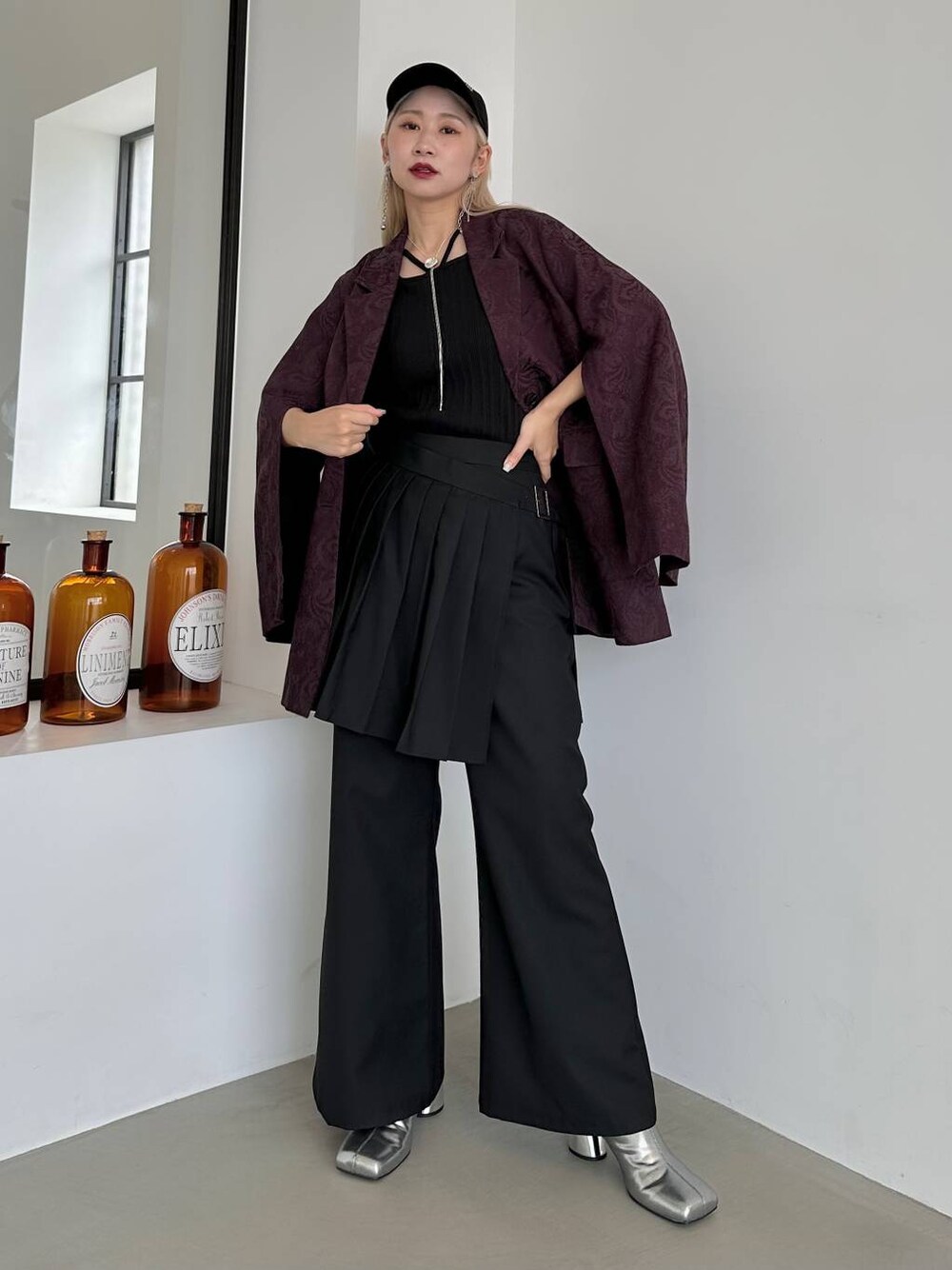 「ジャケット、ジャケットスタイル、テーラードジャケット、ワイドパンツ、ブーツ、体型カバー、着痩せ・細見え、モード、結婚式2次会、休日コーデ、デート/ロマンティック、秋コーデ、女子会、個性派、モテ」｜「HAREのストリングデザインタンクトップ(HARE)（タンクトップ、ブラック系）」を使った、hare_usamiさん（骨格ウェーブ・レディース・158cm）の夏コーディネートの1枚目の写真