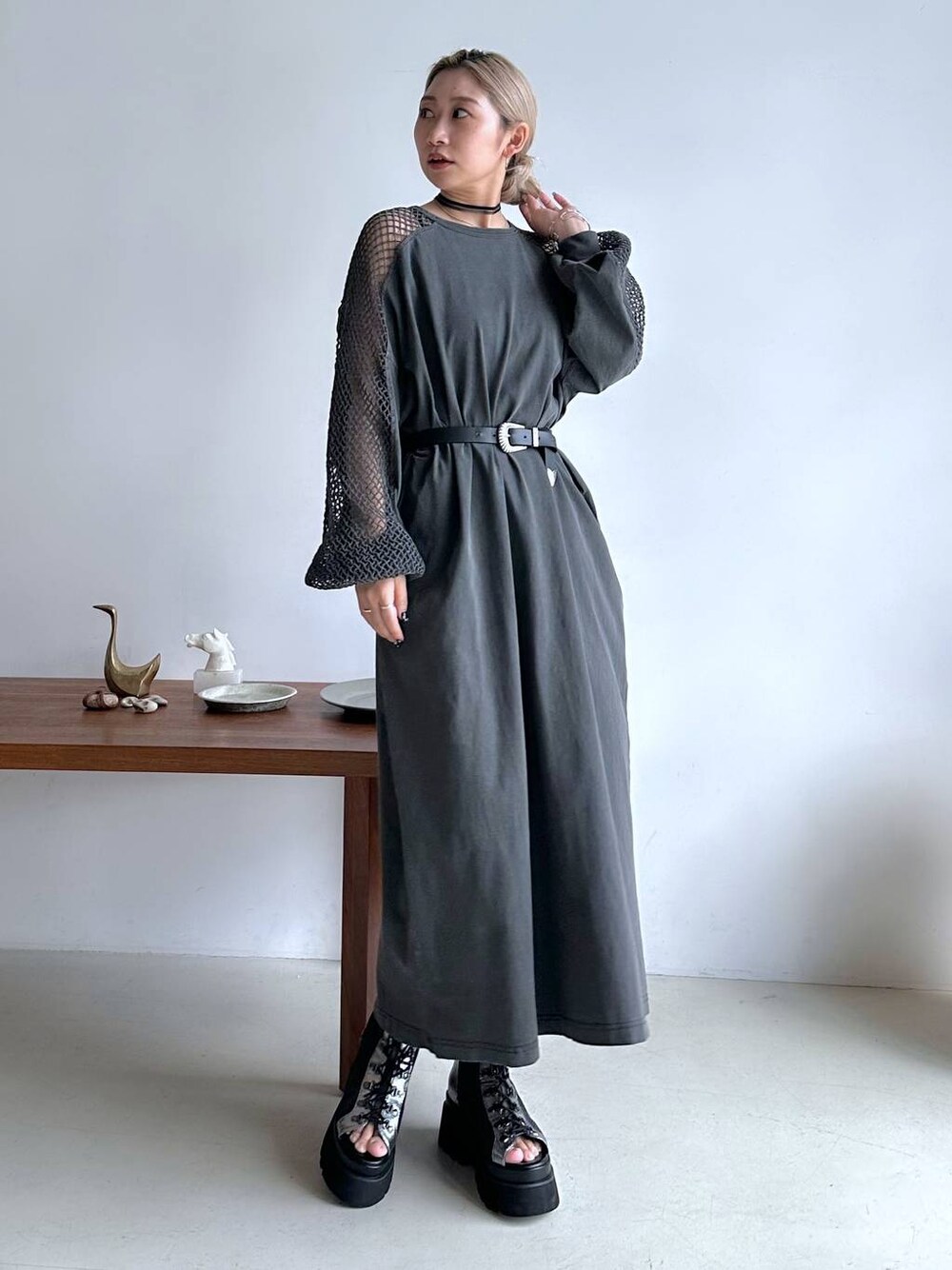 シルバー系のサンダル、グレー系のワンピース、ブラック系のベルトを着用したレディースの春コーディネートの1枚目の写真