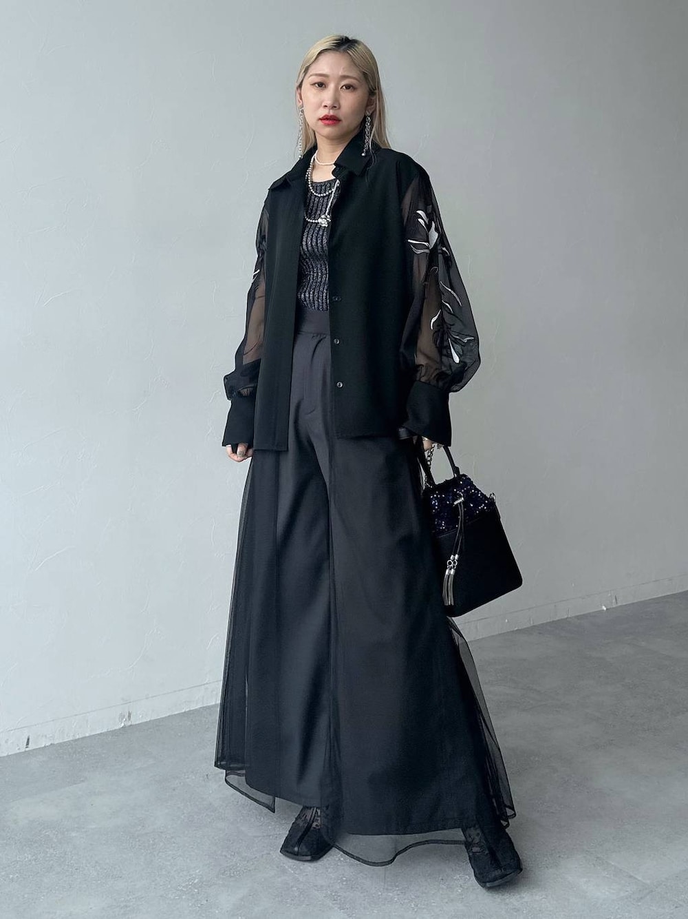 「シャツ、シャツスタイル、タンクトップ、ワイドパンツ、ハンドバッグ、体型カバー、着痩せ・細見え、モード、結婚式2次会、休日コーデ、デート/ロマンティック、夏コーデ、女子会、個性派、モテ」｜「HAREの2WAYスクエアラメニットタンクトップ(HARE)（タンクトップ、ブラック系）」を使った、hare_usamiさん（骨格ウェーブ・レディース・158cm）の夏コーディネートの1枚目の写真
