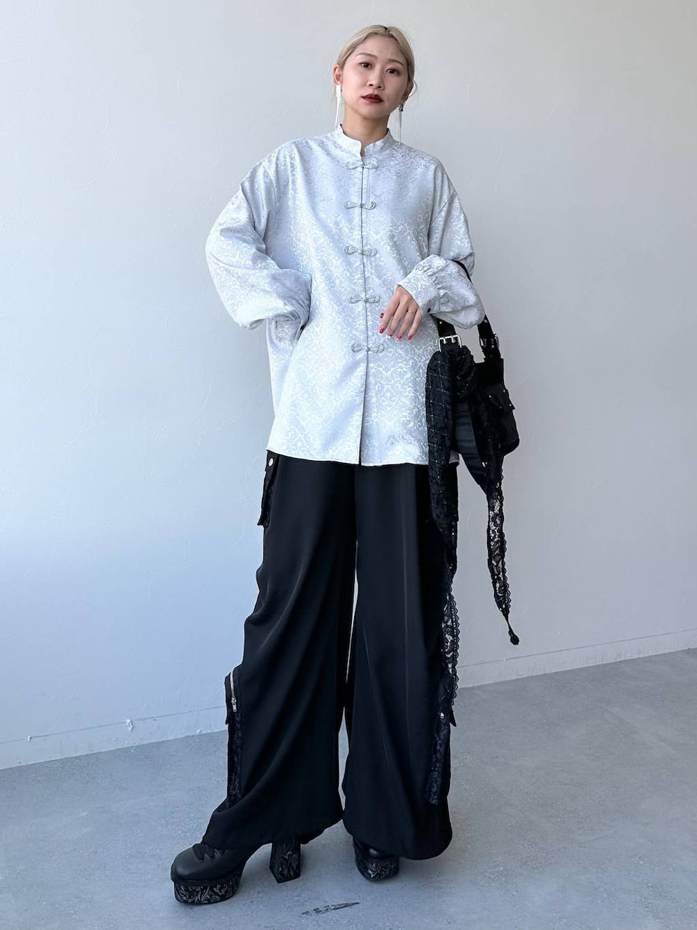 「体型カバー、HARE、着痩せ・細見え、モード、結婚式2次会、休日コーデ、デート/ロマンティック、秋コーデ、女子会、個性派、モテ、きれいめ、カラーコーデ_HARE、シャツ、ワイドパンツ」｜「HAREのジャガードチャイナブラウス(HARE)（シャツ/ブラウス、シルバー系）」を使った、hare_usamiさん（レディース・158cm）の冬コーディネートの1枚目の写真