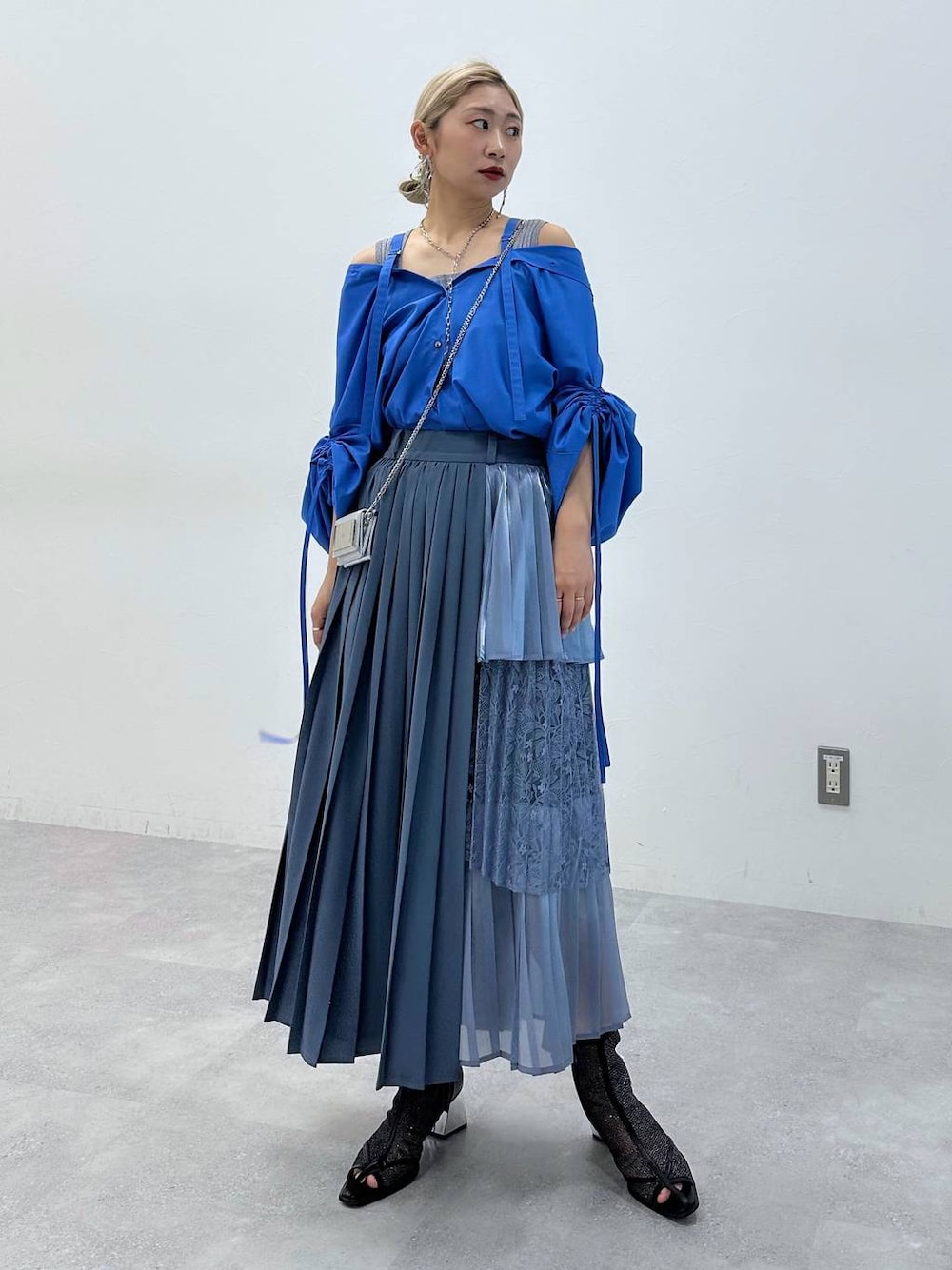 「個性派、モテ、きれいめ、カラーコーデ_HARE、HARE、体型カバー、着痩せ・細見え、モード、結婚式2次会、休日コーデ、デート/ロマンティック、秋コーデ、女子会、ロングスカート、シャツ」｜「HAREのメタルヒールメッシュブーサン(HARE)（サンダル、ブラック系）」を使った、hare_usamiさん（骨格ウェーブ・レディース・158cm）の春コーディネートの1枚目の写真