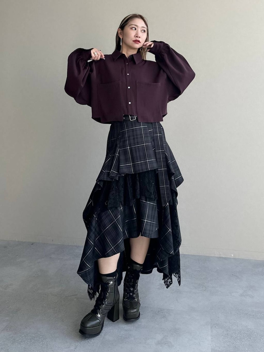 レッド系のシャツ/ブラウス、シルバー系のピアス（両耳用）を着用したレディースの夏コーディネートの1枚目の写真