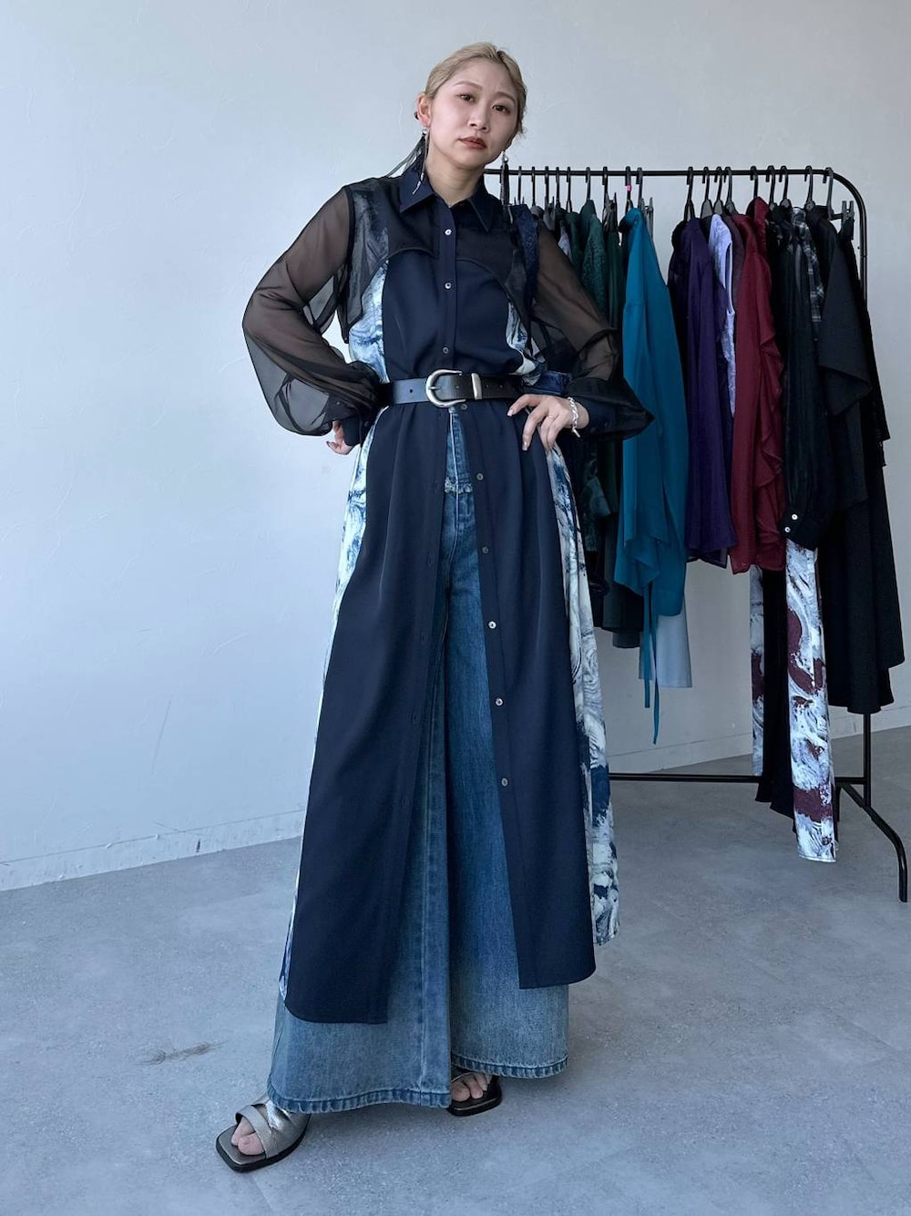 「ワンピース、ベルト、デニムパンツ、きれいめ、着痩せ・細見え、モード、結婚式2次会、休日コーデ、デート/ロマンティック、春コーデ、女子会、個性派、モテ、カラーコーデ_HARE、HARE」｜「HAREの【オケージョン/セレモニー/結婚式】シアーガラキリカエワンピース(HARE)（ワンピース、ブルー系）」を使った、hare_usamiさん（レディース・158cm）の春コーディネートの1枚目の写真