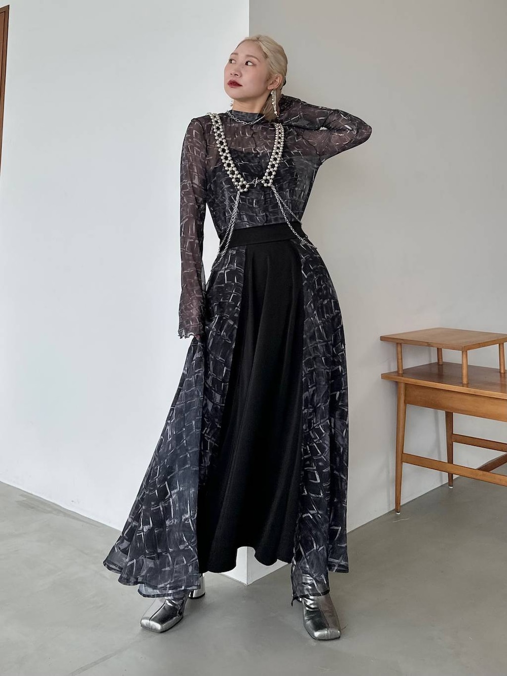「セットアップ、ロングスカート、ブーツ、体型カバー、着痩せ・細見え、モード、結婚式2次会、休日コーデ、デート/ロマンティック、秋コーデ、女子会、個性派、モテ、きれいめ、カラーコーデ_HARE」｜「HAREのメタルヒールストレッチブーツ(HARE)（ブーツ、シルバー系）」を使った、hare_usamiさん（骨格ウェーブ・レディース・158cm）の夏コーディネートの1枚目の写真