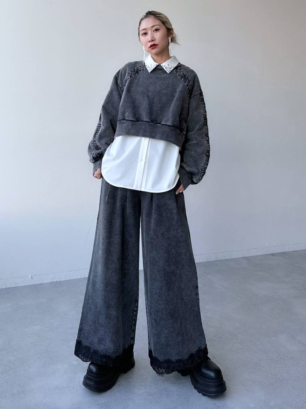 「体型カバー、着痩せ・細見え、モード、結婚式2次会、休日コーデ、デート/ロマンティック、秋コーデ、女子会、個性派、モテ、きれいめ、カラーコーデ_HARE、HARE、セットアップ、スウェット」｜「HAREのエリビジューシャツ(HARE)（シャツ/ブラウス、ホワイト系）」を使った、hare_usamiさん（レディース・158cm）の冬コーディネートの1枚目の写真
