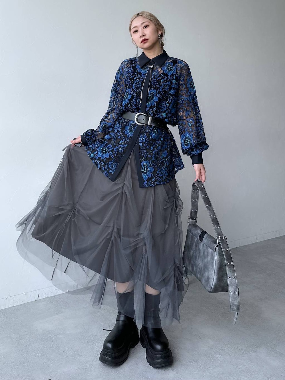 「体型カバー、着痩せ・細見え、モード、結婚式2次会、休日コーデ、デート/ロマンティック、秋コーデ、女子会、個性派、モテ、きれいめ、カラーコーデ_HARE、HARE、シャツ、シャツスタイル」｜「HAREのイソザイポケットショルダーバッグ(HARE)（ショルダーバッグ、グレー系）」を使った、hare_usamiさん（レディース・158cm）の冬コーディネートの1枚目の写真
