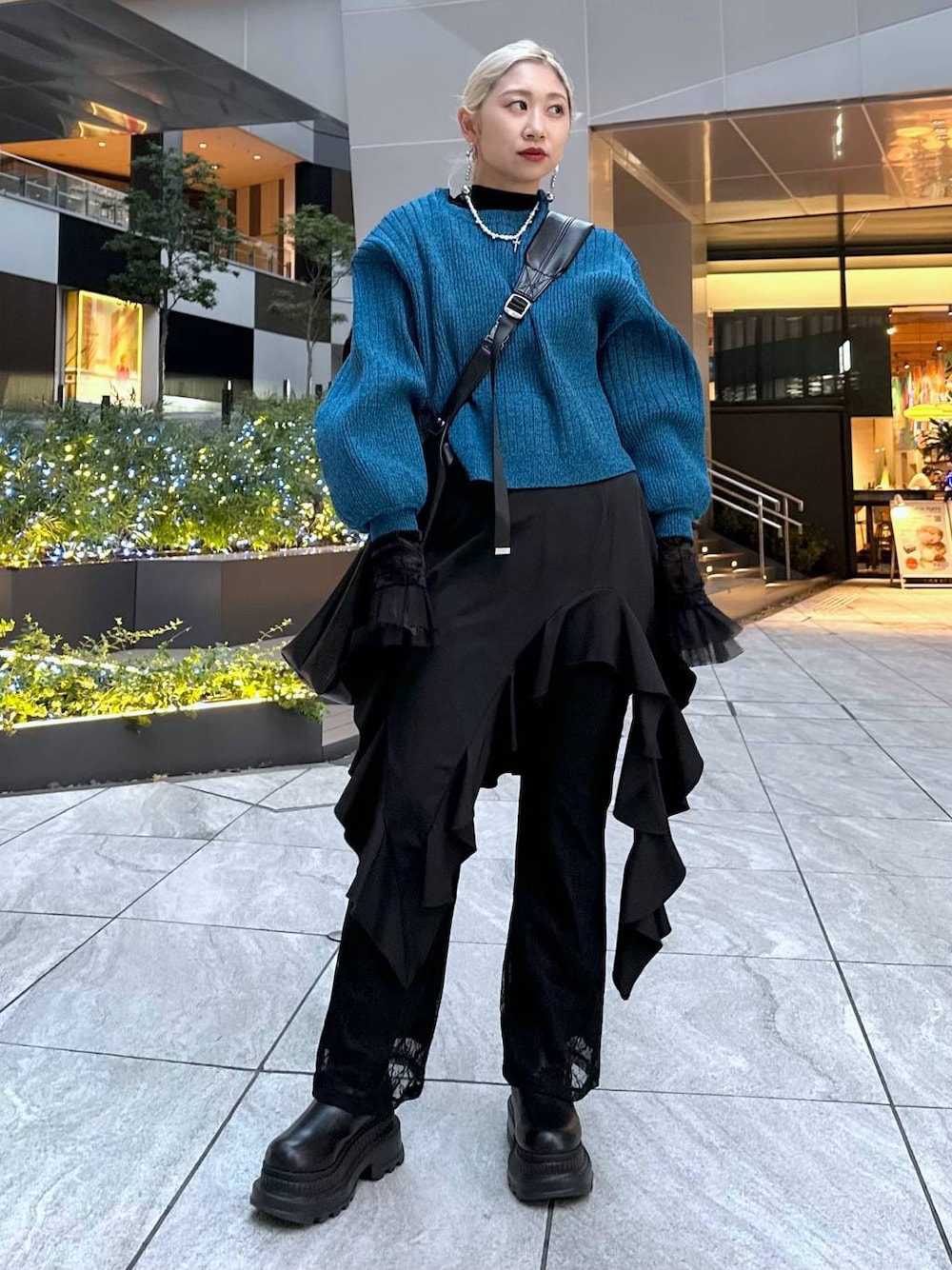 ブラック系のTシャツ/カットソー、ブラック系のブーツ、ブラック系のショルダーバッグを着用したレディースの冬コーディネートの1枚目の写真