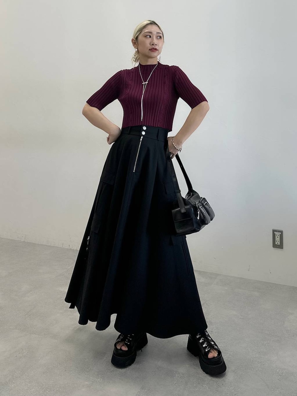 「体型カバー、着痩せ・細見え、モード、結婚式2次会、休日コーデ、デート/ロマンティック、秋コーデ、女子会、個性派、モテ、きれいめ、カラーコーデ_HARE、HARE、ニット、ロングスカート」｜「HAREのメッシュレースアップブーサン(HARE)（サンダル、ブラック系）」を使った、hare_usamiさん（骨格ウェーブ・レディース・158cm）の春コーディネートの1枚目の写真