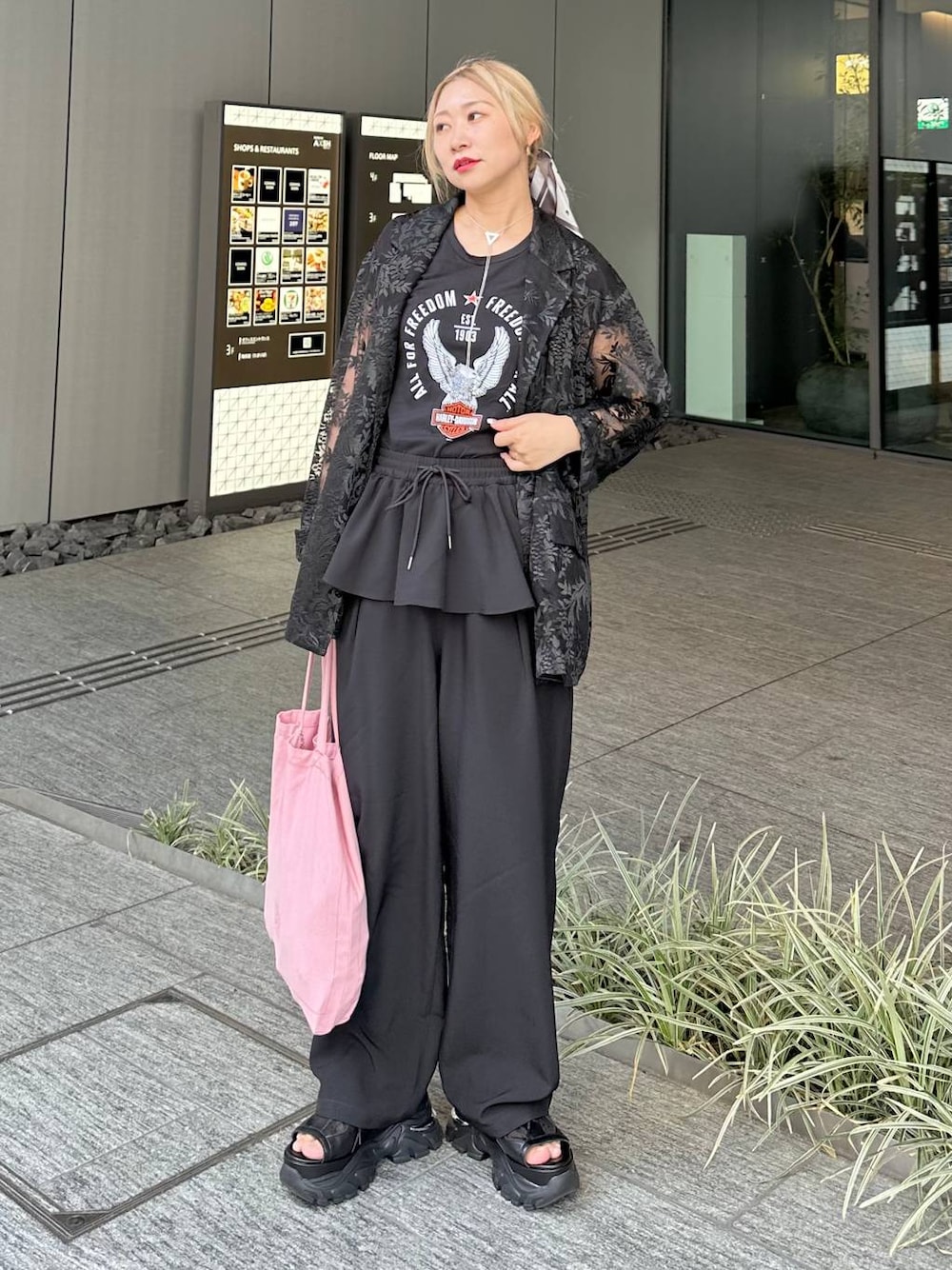 「きれいめ、着痩せ・細見え、モード、結婚式2次会、休日コーデ、デート/ロマンティック、夏コーデ、女子会、個性派、モテ、カラーコーデ_HARE、HARE、ワイドパンツ、ジャケット」｜「HAREのラメメッシュスニーカーサンダル(HARE)（サンダル、ブラック系）」を使った、hare_usamiさん（レディース・158cm）の夏コーディネートの1枚目の写真
