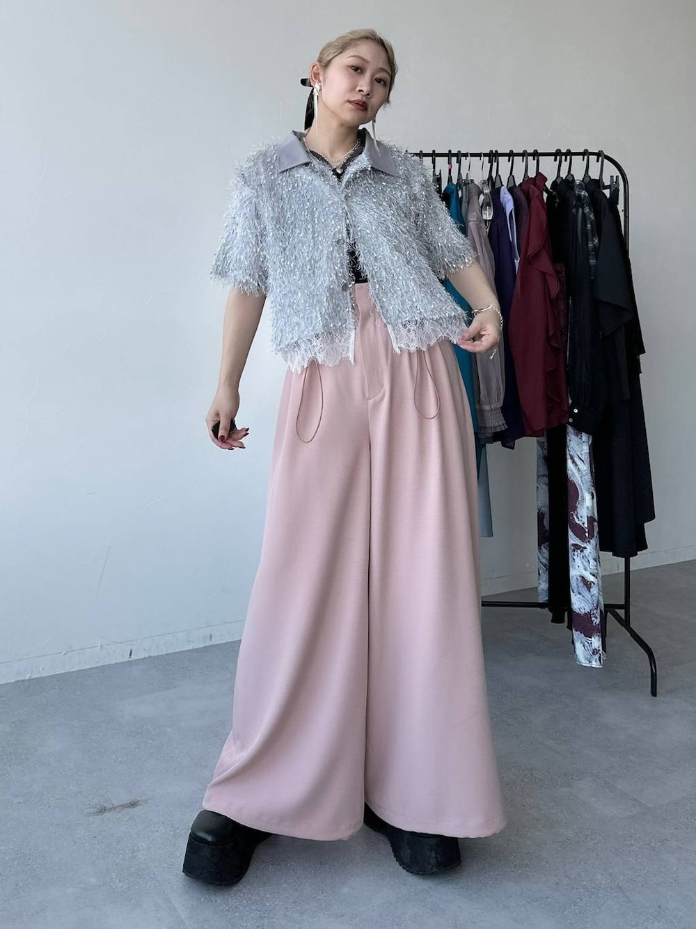 「きれいめ、着痩せ・細見え、モード、結婚式2次会、休日コーデ、デート/ロマンティック、春コーデ、女子会、個性派、モテ、カラーコーデ_HARE、HARE、ワイドパンツ、シャツ」｜「HAREのチェーンフリンジイヤリング(HARE)（イヤリング、シルバー系）」を使った、hare_usamiさん（レディース・158cm）の春コーディネートの1枚目の写真