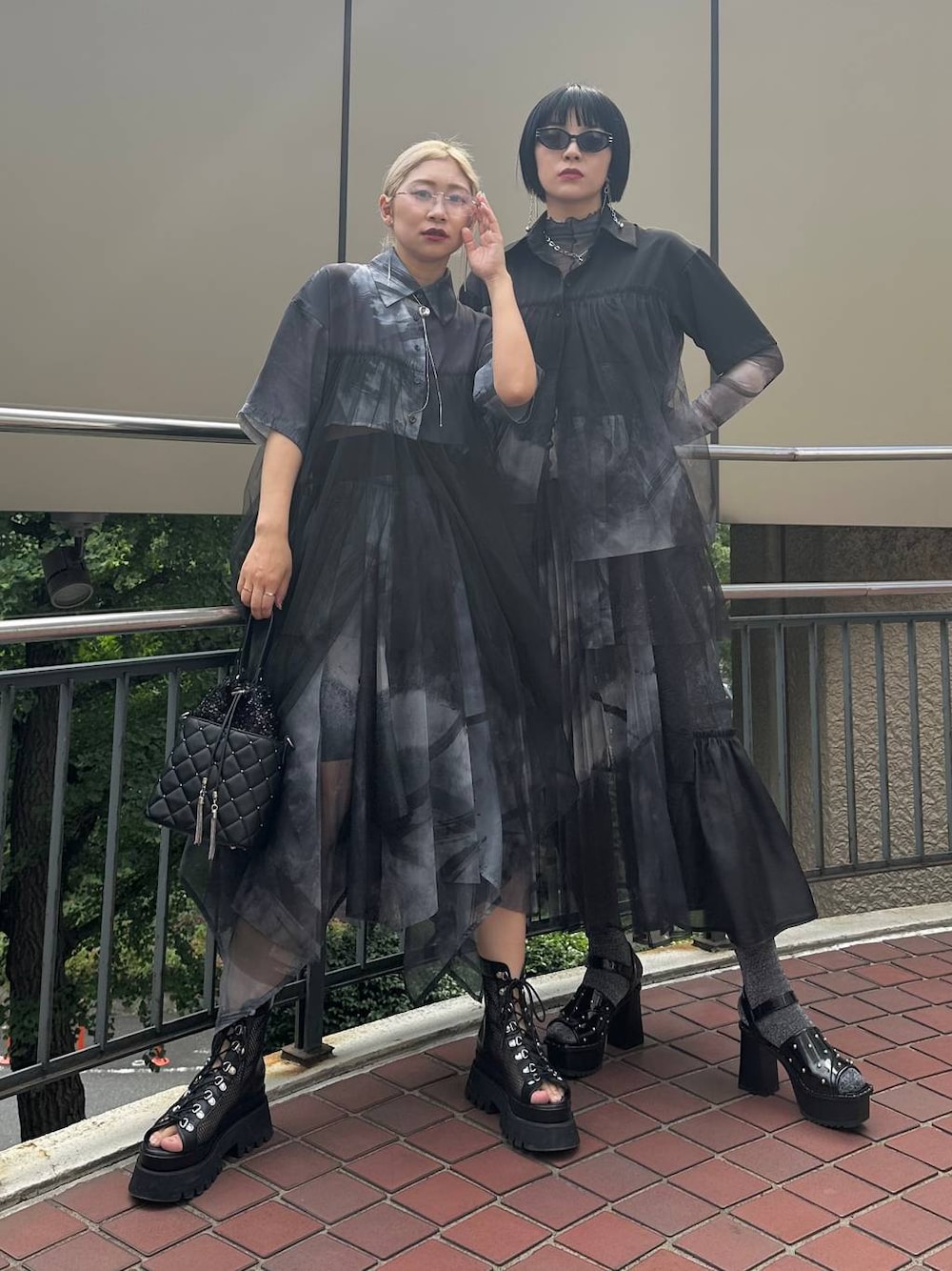 「体型カバー、着痩せ・細見え、モード、結婚式2次会、休日コーデ、デート/ロマンティック、夏コーデ、女子会、個性派、モテ、きれいめ、カラーコーデ_HARE、HARE、リンクコーデ」｜「HAREのシャークソールチャンキーサンダル(HARE)（サンダル、ブラック系）」を使った、hare_usamiさん（骨格ウェーブ・レディース・158cm）の春コーディネートの1枚目の写真