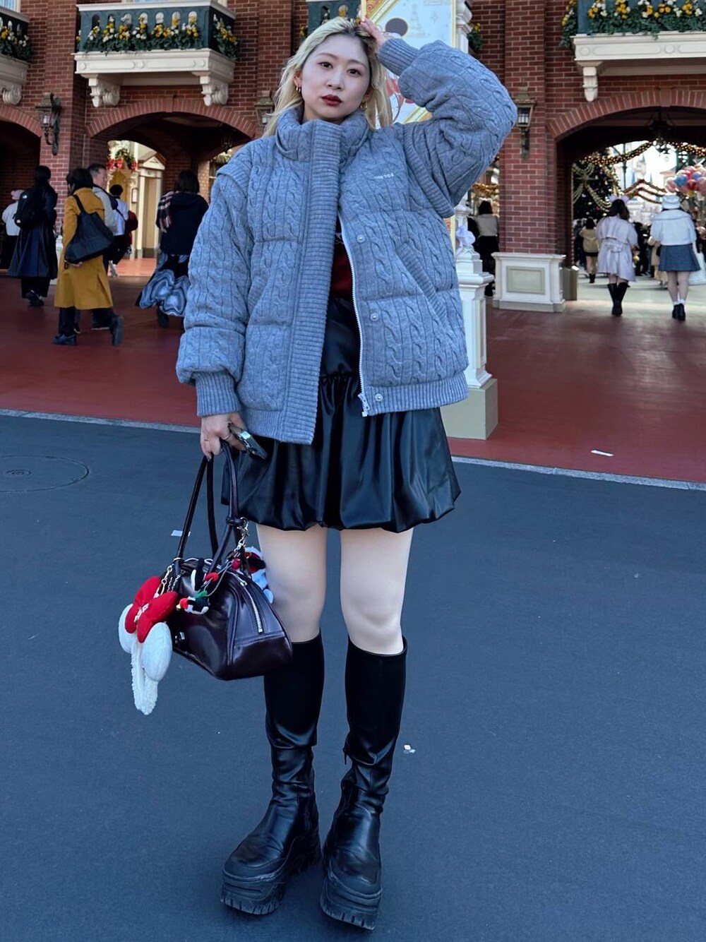 「体型カバー、着痩せ・細見え、モード、結婚式2次会、休日コーデ、デート/ロマンティック、秋コーデ、女子会、個性派、モテ、きれいめ、カラーコーデ_HARE、HARE」｜「JEANASISのフェイクレザーボーリングBAG/207394（ボストンバッグ、レッド系）」を使った、hare_usamiさん（レディース・158cm）の冬コーディネートの1枚目の写真