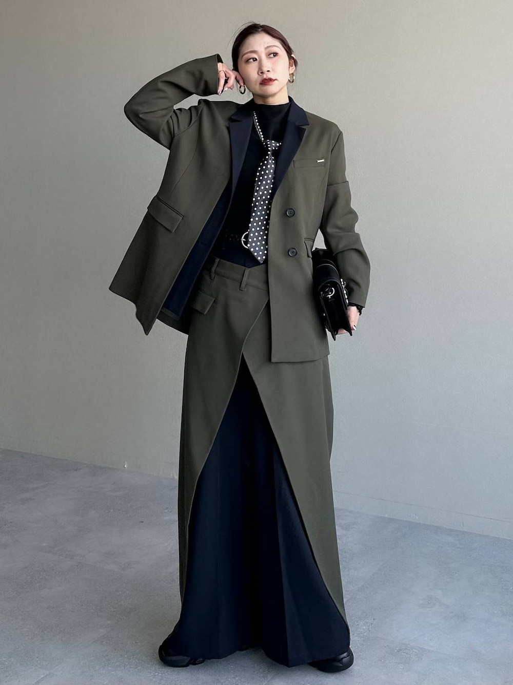 その他のネクタイ、ブラック系のショルダーバッグ、ブラック系のTシャツ/カットソーを着用したレディースの冬コーディネートの1枚目の写真