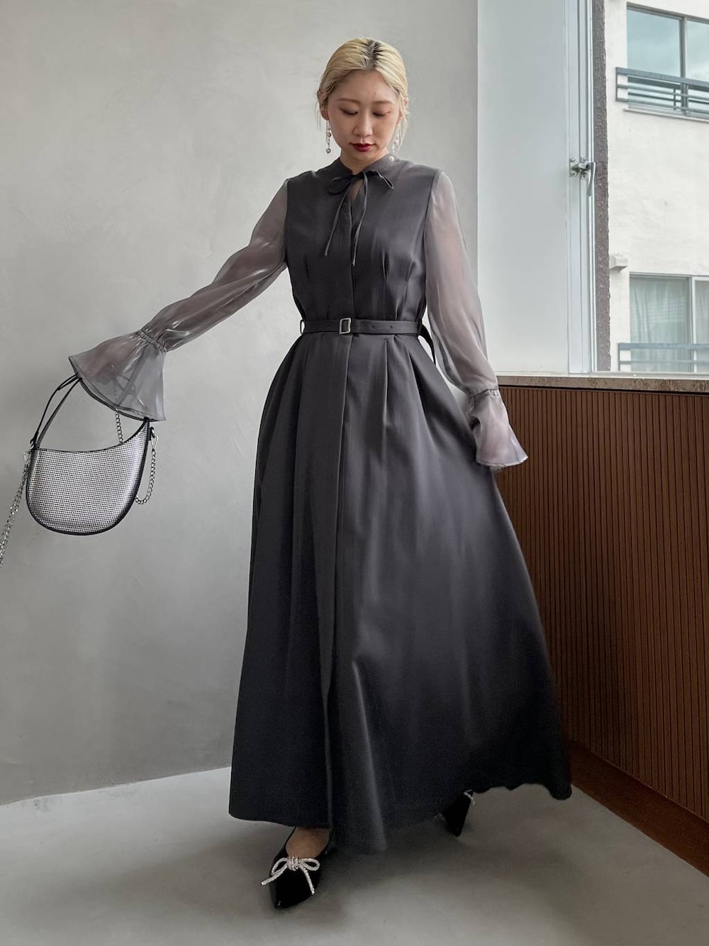 「体型カバー、着痩せ・細見え、HARE、モード、結婚式2次会、休日コーデ、デート/ロマンティック、秋コーデ、女子会、個性派、モテ、きれいめ、カラーコーデ_HARE、ワンピース、パンプス」｜「HAREのムーンガタミニバッグ(HARE)（ハンドバッグ、シルバー系）」を使った、hare_usamiさん（骨格ウェーブ・レディース・158cm）の秋コーディネートの1枚目の写真