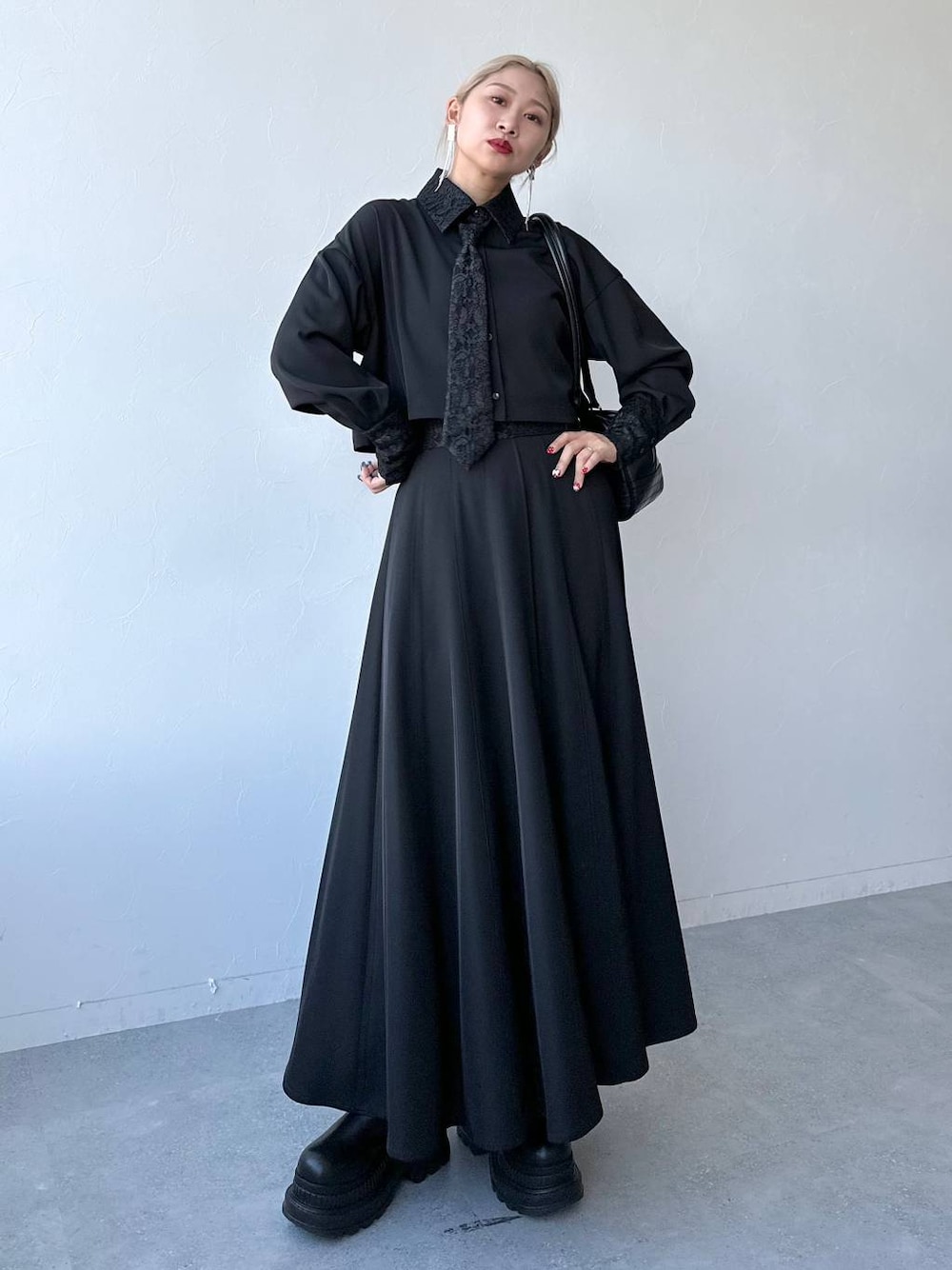 「体型カバー、着痩せ・細見え、モード、結婚式2次会、休日コーデ、デート/ロマンティック、秋コーデ、女子会、個性派、モテ、きれいめ、カラーコーデ_HARE、HARE、セットアップ、シャツ」｜「HAREのバイカーデザインブーツ(HARE)（ブーツ、ブラック系）」を使った、hare_usamiさん（レディース・158cm）の冬コーディネートの1枚目の写真