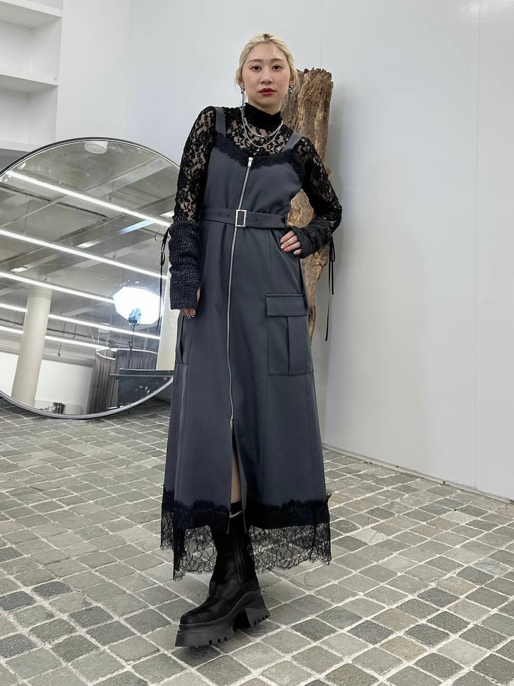 「モテ、きれいめ、カラーコーデ_HARE、HARE、ワンピース、ブーツ、体型カバー、着痩せ・細見え、モード、結婚式2次会、休日コーデ、デート/ロマンティック、秋コーデ、女子会、個性派」｜「HAREのモールレースタイトトップス(HARE)（Tシャツ/カットソー、ブラック系）」を使った、hare_usamiさん（骨格ウェーブ・レディース・158cm）の秋コーディネートの1枚目の写真