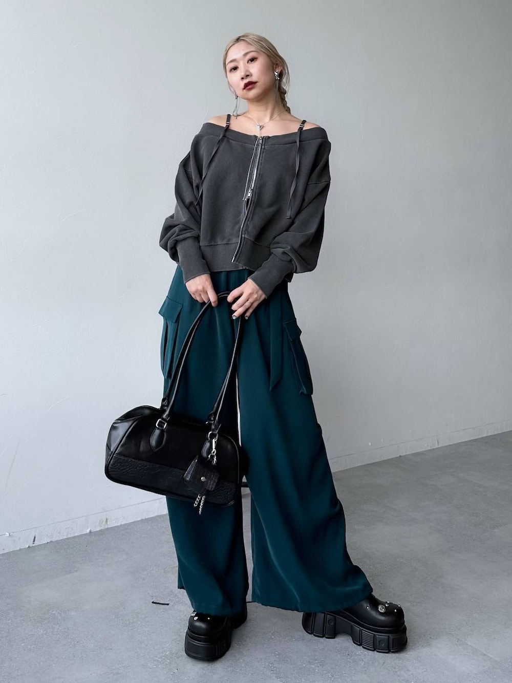 「体型カバー、着痩せ・細見え、モード、結婚式2次会、休日コーデ、デート/ロマンティック、秋コーデ、女子会、個性派、モテ、きれいめ、カラーコーデ_HARE、HARE、ワイドパンツ、スウェット」｜「HAREのオフショルデザインスウェット(HARE)（スウェット、グレー系）」を使った、hare_usamiさん（レディース・158cm）の冬コーディネートの1枚目の写真