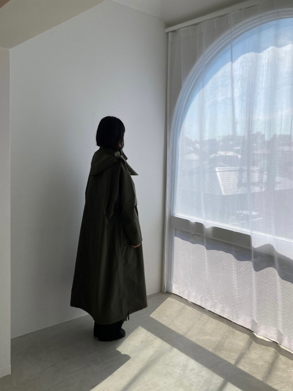 「勝田里奈、outfit、fashion、秋服、WEARハロウィン2022、秋コーデ、カーキ、シンプルコーデ、シンプル、秋冬コーデ、秋冬、パンツスタイル、ootd、オトナ女子、カジュアル」｜「Hartのアイテム（ジャケット/アウター、グリーン系）」を使った、勝田里奈さん（レディース・161cm）の秋コーディネートの1枚目の写真