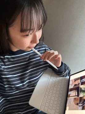 「PoFF のアイテム（Tシャツ/カットソー、ブルー系）」を使った、勝田里奈さん（レディース・161cm）の春コーディネート