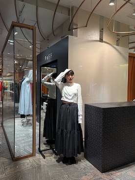 「PoFF のアイテム（カーディガン/ボレロ、ホワイト系）」を使った、勝田里奈さん（レディース・160cm）の春コーディネート