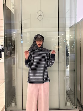 「PoFF のアイテム（Tシャツ/カットソー、ブルー系）」を使った、勝田里奈さん（レディース・160cm）の春コーディネート
