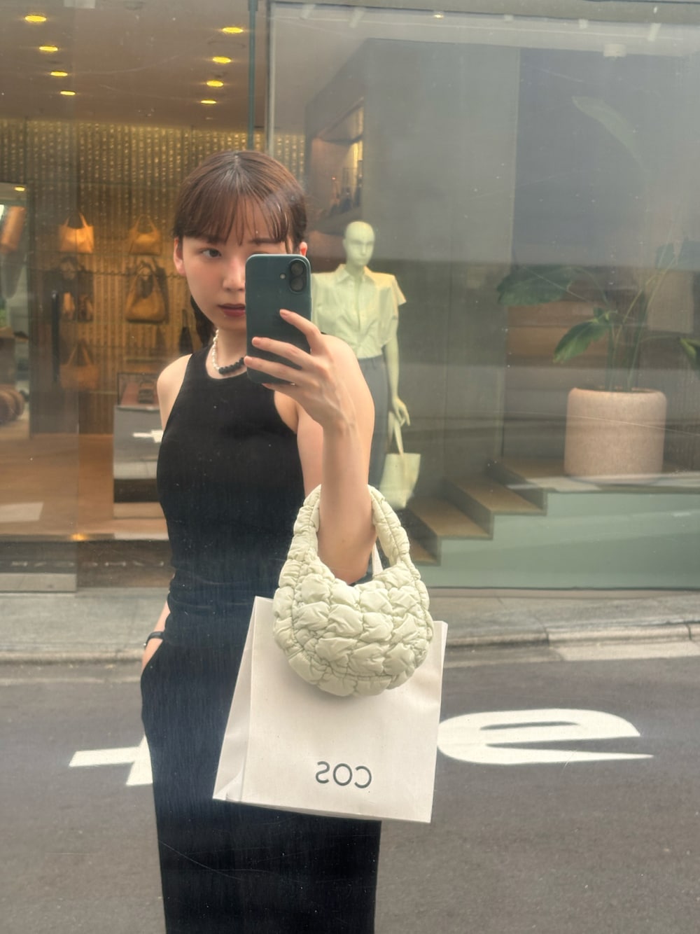 「勝田里奈、ootd、outfit、fashion、シンプルコーデ、シンプル、ブラック、タンクトップ、パンツスタイル、オールブラック、夏コーデ、夏、ワントーンコーデ、モノトーン、モノトーンコーデ」｜「Ray BEAMSのRBS / ベロア カップ付きタンクトップ（タンクトップ、ブラック系）」を使った、勝田里奈さん（レディース・161cm）の夏コーディネートの1枚目の写真