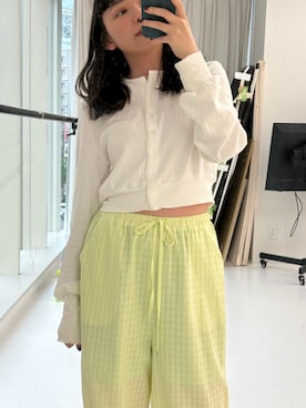 「PoFF のアイテム（カーディガン/ボレロ、ホワイト系）」を使った、勝田里奈さん（レディース・160cm）の春コーディネート