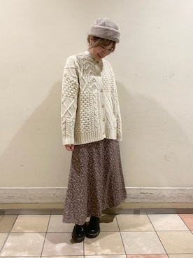 「白ニット」｜「アイテム（スカート、ブラック系）」を使った、ヒカリさん（レディース・165cm）の冬コーディネート