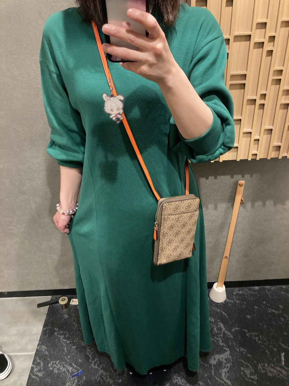 「Guessの【GUESS】　ゲス　ETTA SHOULDER MULTI POUCH　ショルダーウォレット（ショルダーバッグ、ベージュ系）」を使った、ゆゆさん（レディース・158cm）の春コーディネートの1枚目の写真