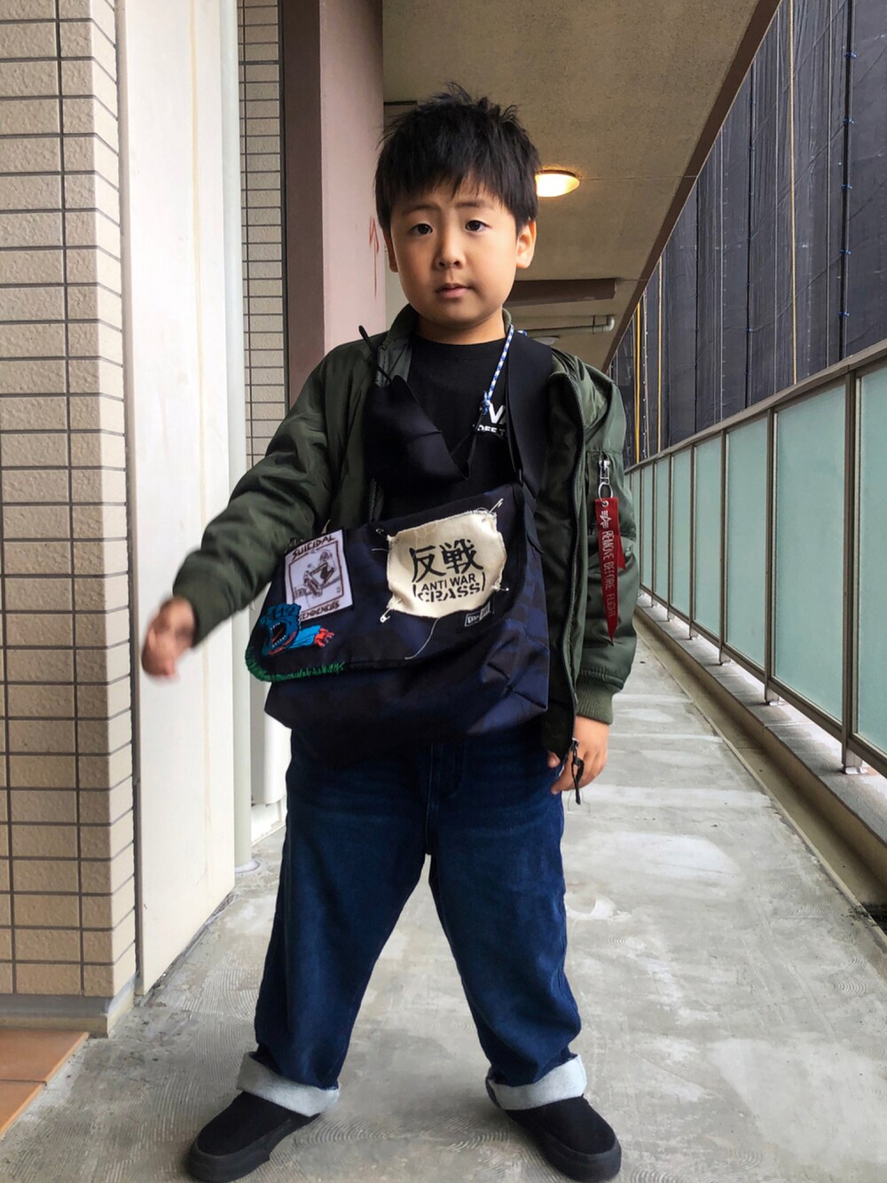「VANS、MA-1、ストリート、キッズコーデ」｜「NEW ERAの【NEW ERA/ニューエラ】メッセンジャーバッグ（メッセンジャーバッグ、ブラック系）」を使った、Daikiさん（キッズ・130cm）の秋コーディネートの1枚目の写真