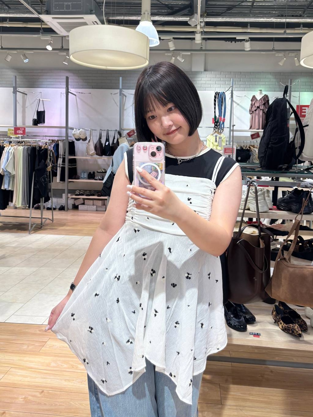 ブラック系のタンクトップ、ブルー系のデニムパンツ、ホワイト系のシャツ/ブラウスを着用したレディースの夏コーディネートの1枚目の写真