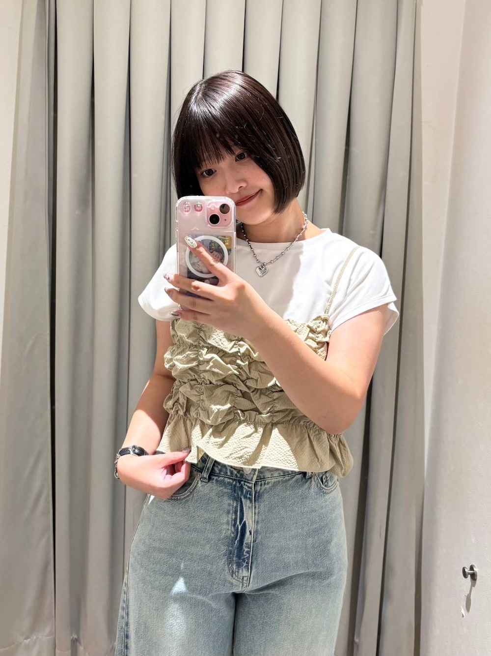 ホワイト系のTシャツ/カットソー、ベージュ系のベスト、ブルー系のデニムパンツを着用したレディースの夏コーディネートの1枚目の写真
