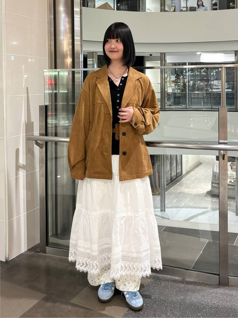 ブラウン系のテーラードジャケット、ホワイト系のその他パンツ、ホワイト系のスカートを着用したレディースの春コーディネートの1枚目の写真