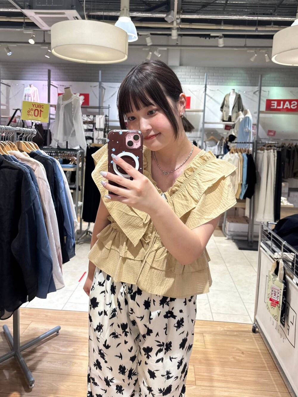 シルバー系のタンクトップ、ブラック系のサンダル、ホワイト系のその他パンツを着用したレディースの夏コーディネートの1枚目の写真