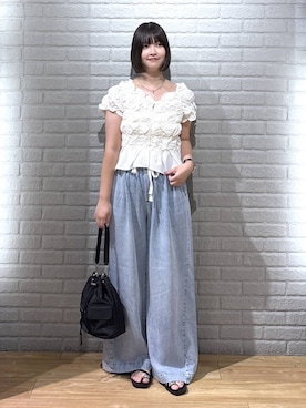 「LOWRYS FARM（ローリーズファーム）のシャーリングブラウスフレンチスリーブ　1046442（シャツ/ブラウス、ホワイト系）」を使った、まなみんさん（レディース・164cm）の夏コーディネート