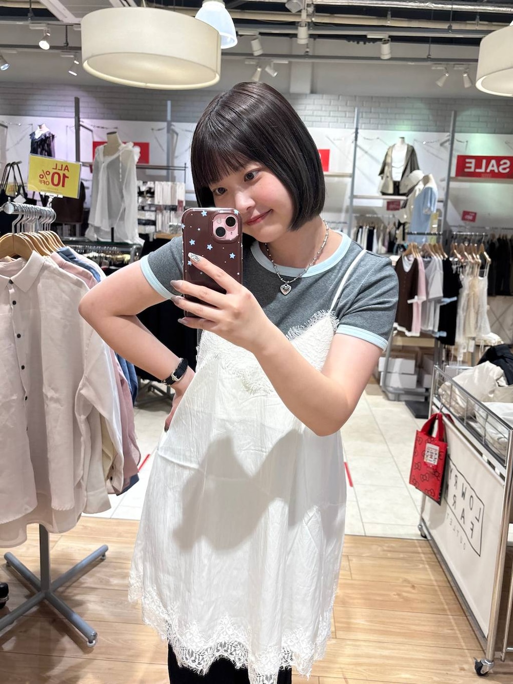 シルバー系のサンダル、グレー系のTシャツ/カットソー、ブラック系のその他パンツを着用したレディースの春コーディネートの1枚目の写真