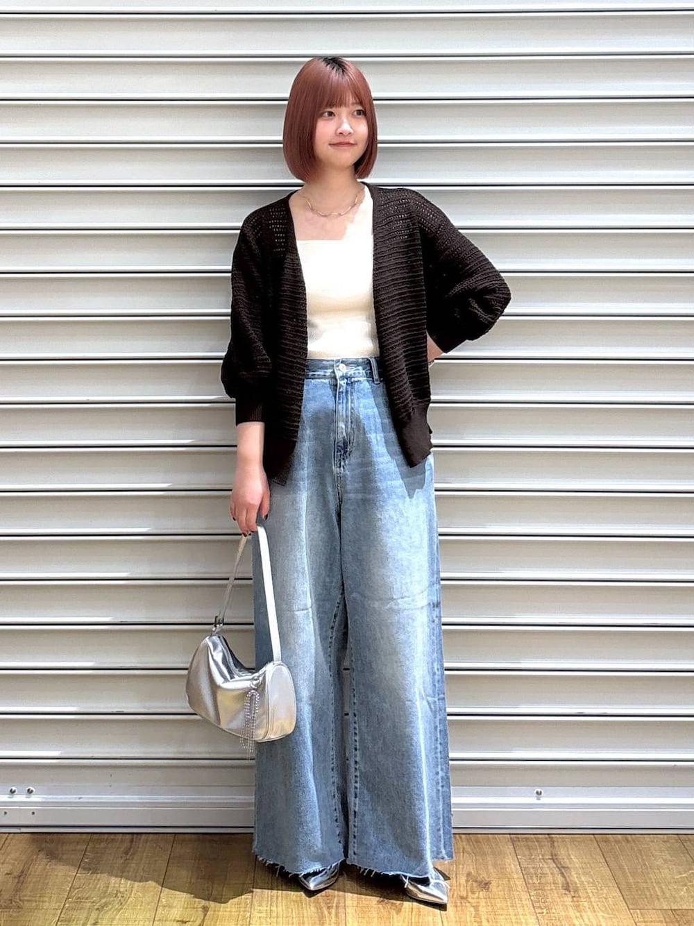 シルバー系のトートバッグ、シルバー系のパンプス、ホワイト系のタンクトップを着用したレディースの春コーディネートの1枚目の写真