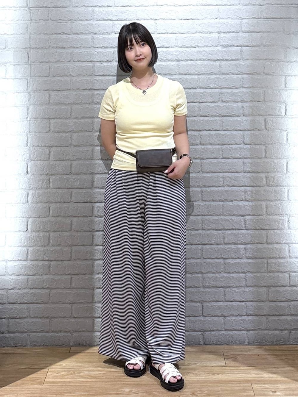 イエロー系のTシャツ/カットソー、ホワイト系のその他パンツ、ホワイト系のサンダルを着用したレディースの夏コーディネートの1枚目の写真