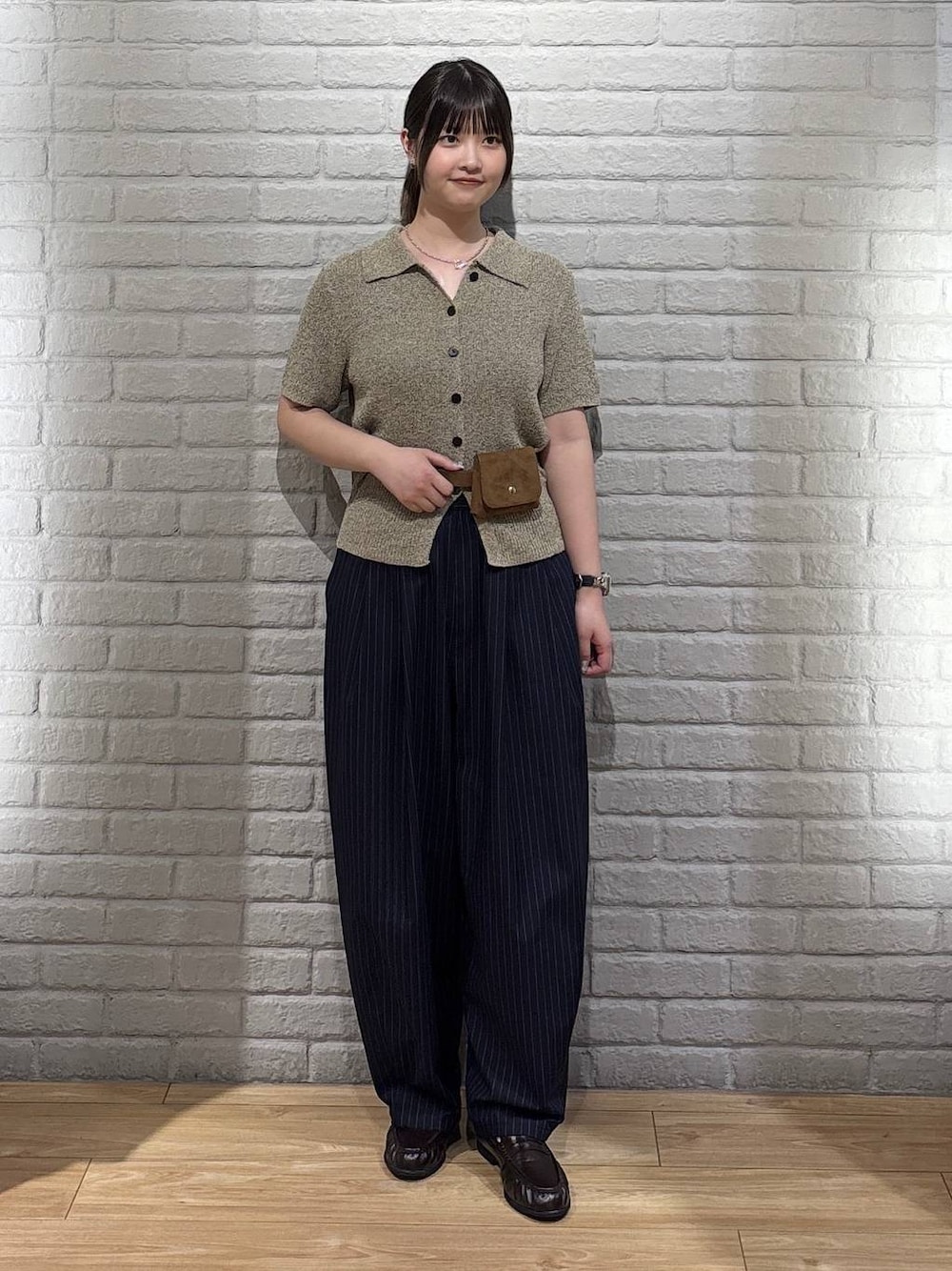 ブラウン系のその他パンツ、ブラック系のローファー、ベージュ系のTシャツ/カットソーを着用したレディースの春コーディネートの1枚目の写真