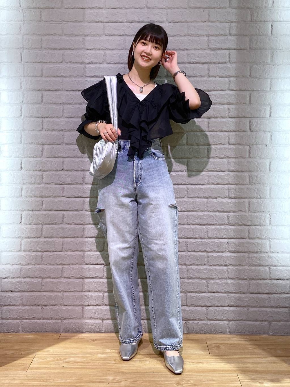 ホワイト系のタンクトップ、ブルー系のデニムパンツ、ブラック系のシャツ/ブラウスを着用したレディースの秋コーディネートの1枚目の写真