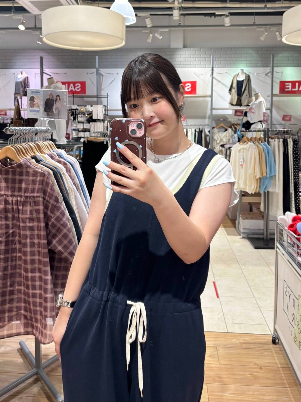 ホワイト系のTシャツ/カットソー、ホワイト系のサンダル、ブルー系のサロペット/オーバーオールを着用したレディースの夏コーディネートの1枚目の写真