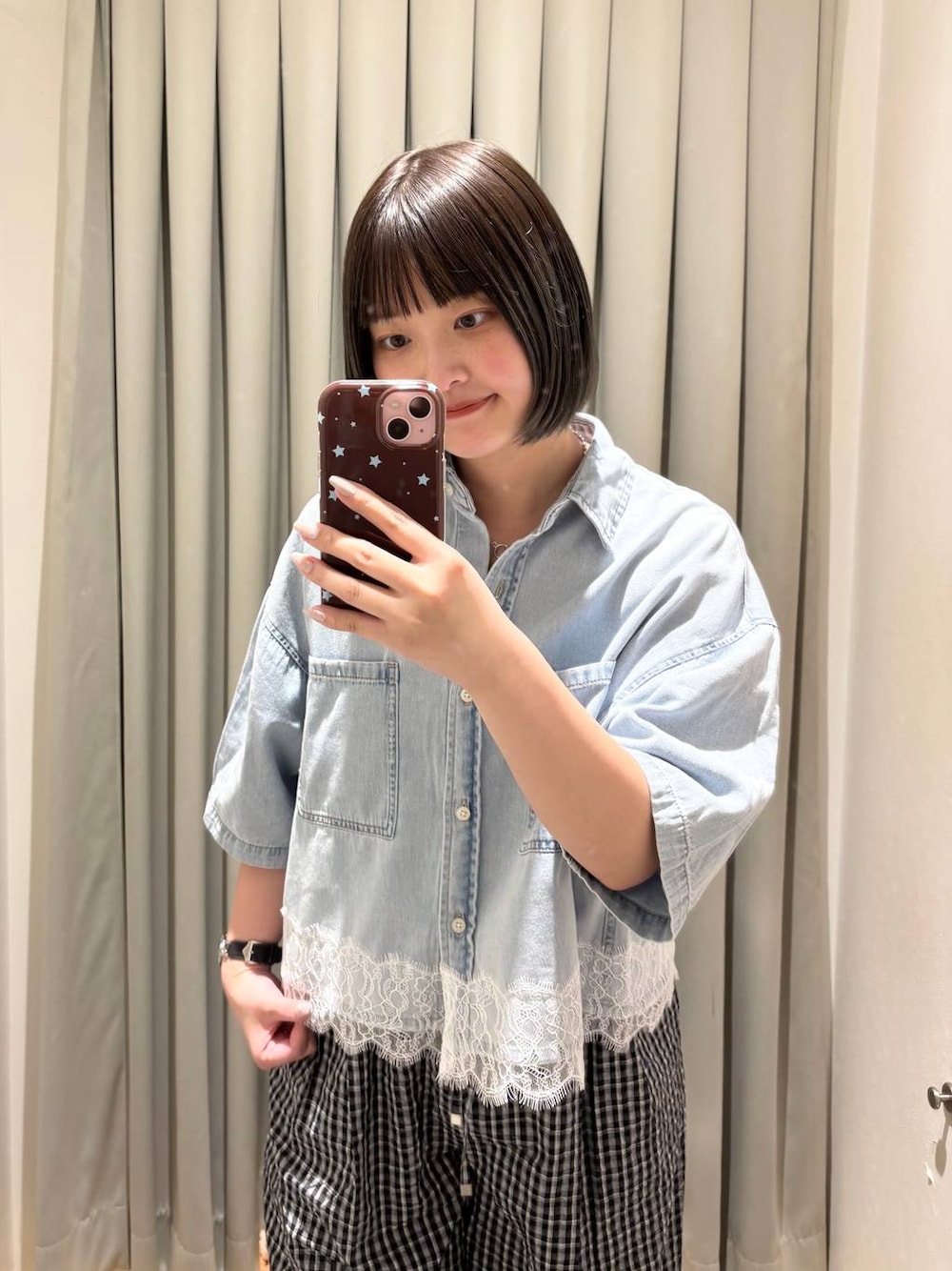 シルバー系のサンダル、ブラック系のその他パンツ、ブルー系のシャツ/ブラウスを着用したレディースの春コーディネートの1枚目の写真